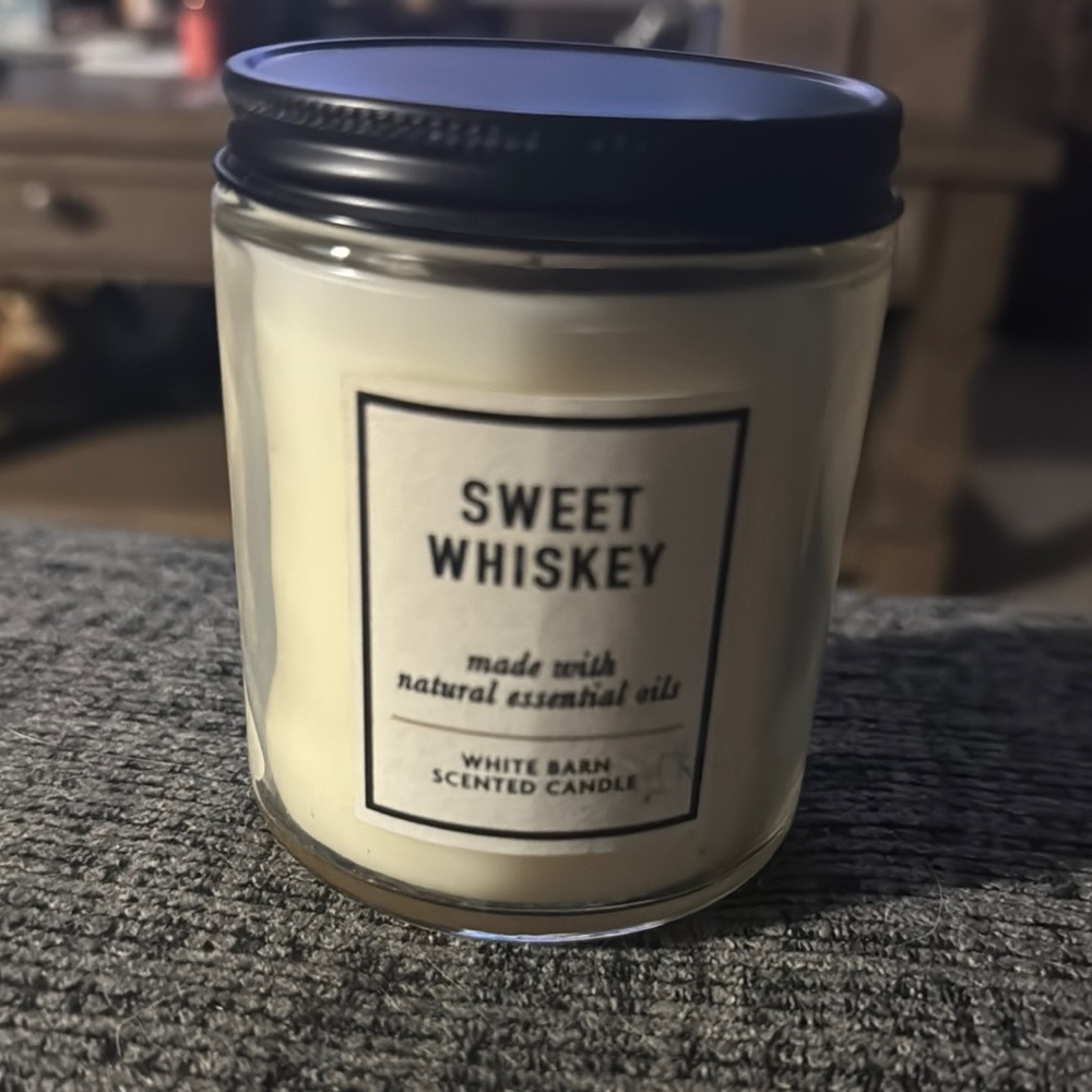 White Barn Sweet Whiskey Scented Candle - Cream
